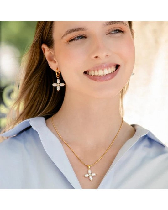 Collar con cruz de perlas y circonita de Anartxy