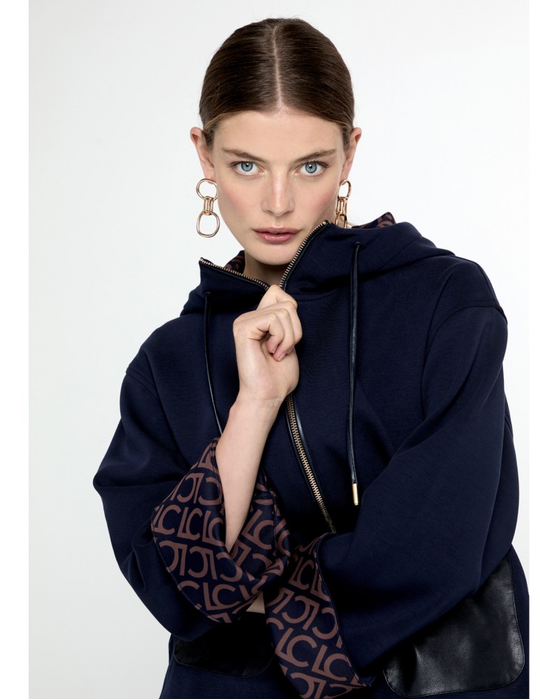 Sudadera con capucha azul marino de Lola Casademunt