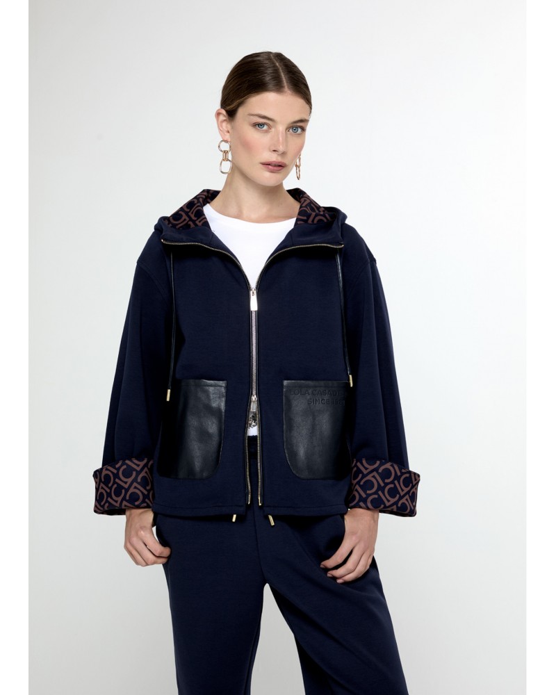 Sudadera con capucha azul marino de Lola Casademunt