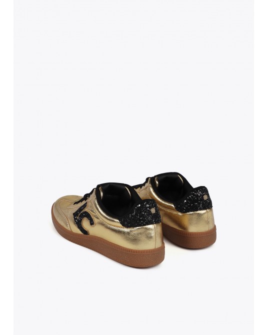 Deportiva metalizada dorada de Lola Casademunt