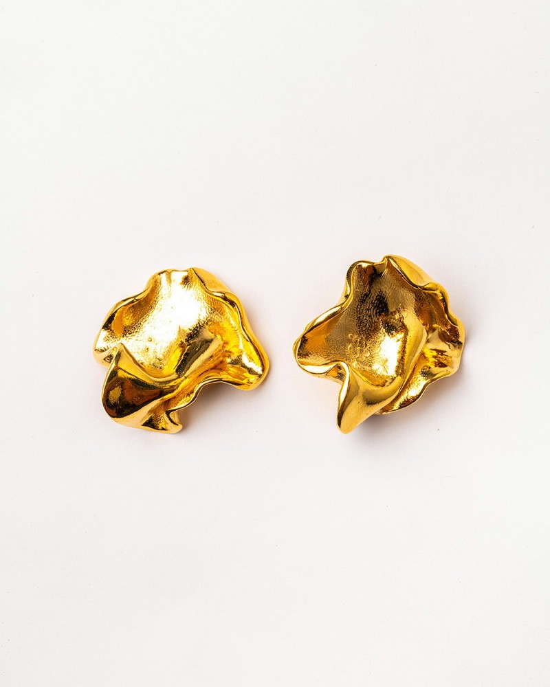 Pendientes crumple dorados de Velatti