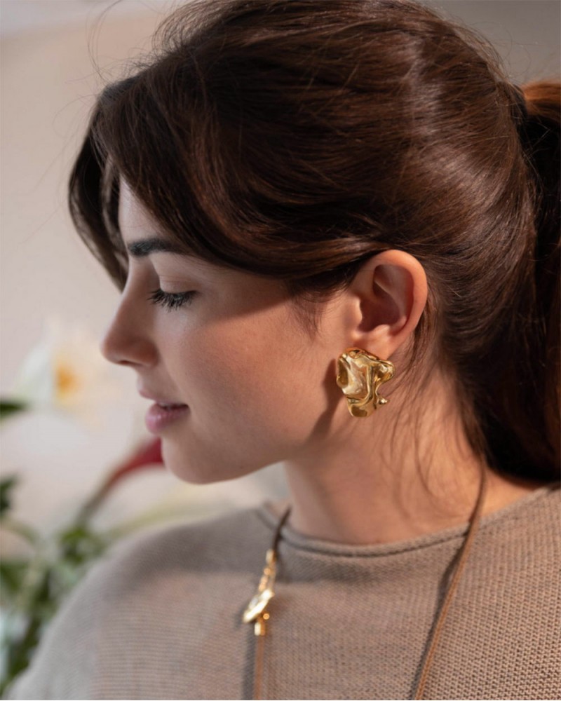 Pendientes crumple dorados de Velatti