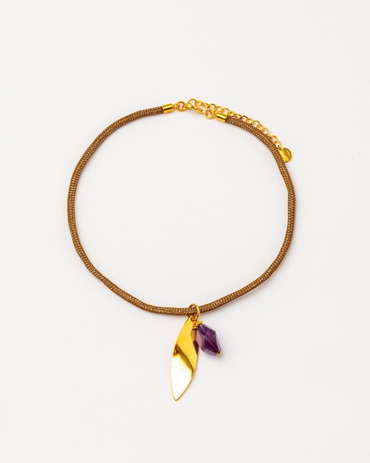 Colgante hilo con hoja y amatista de Velatti