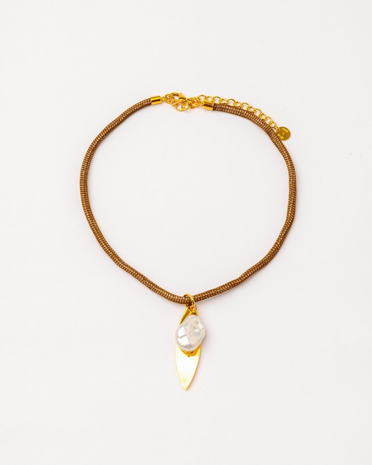 Colgante hilo con hoja y perla barroca de Velatti