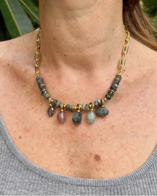 Collar corto con gemas de Velatti