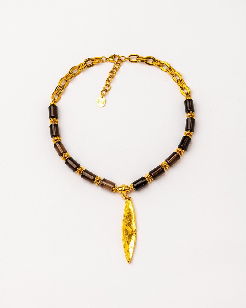 Collar corto con pieza dorada y cuarzo ahumado de Velatti