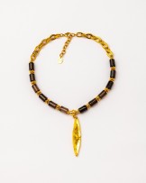 Collar corto con pieza dorada y cuarzo ahumado de Velatti