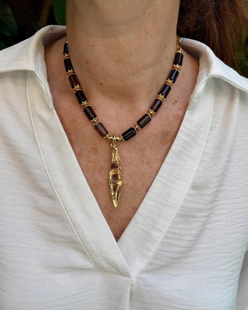Collar corto con pieza dorada y cuarzo ahumado de Velatti