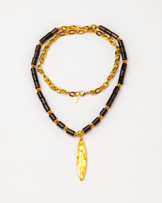Collar largo con pieza dorada y cuarzo ahumado de Velatti