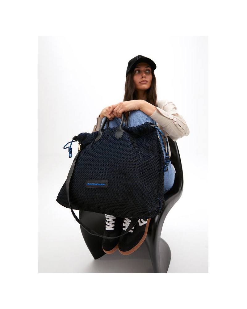 Bolso negro interior azul de Lola Casademunt
