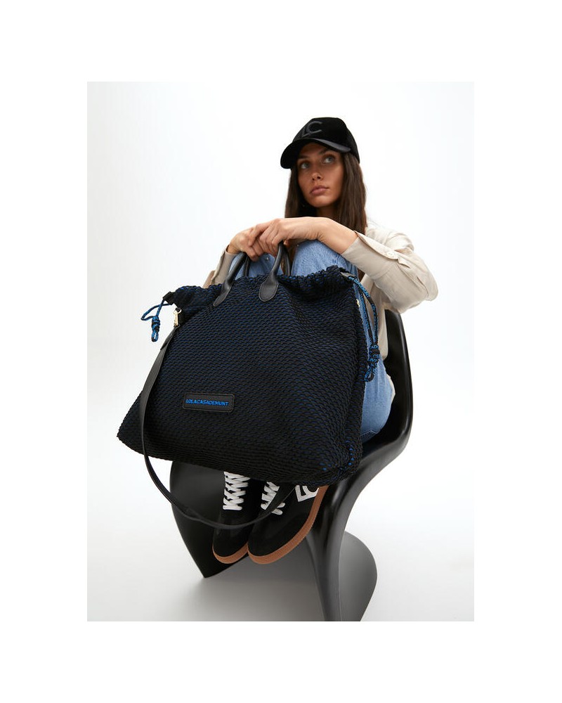 Bolso negro interior azul de Lola Casademunt