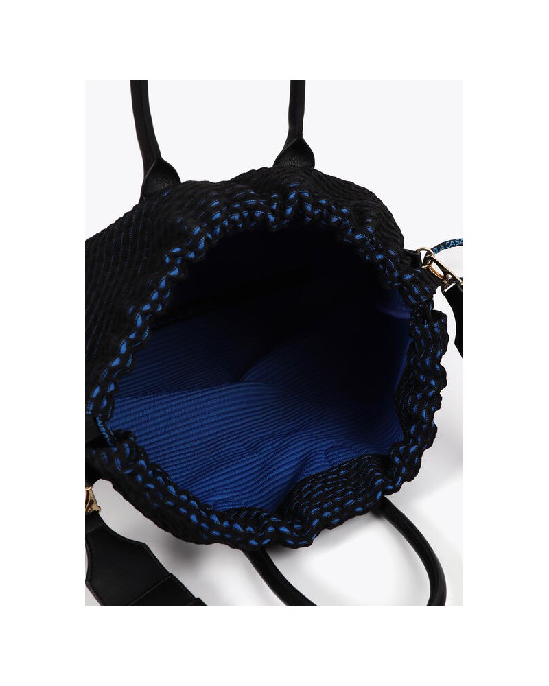 Bolso negro interior azul de Lola Casademunt