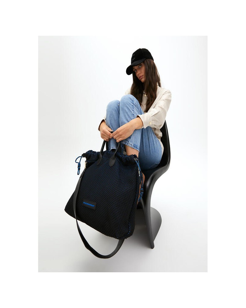 Bolso negro interior azul de Lola Casademunt