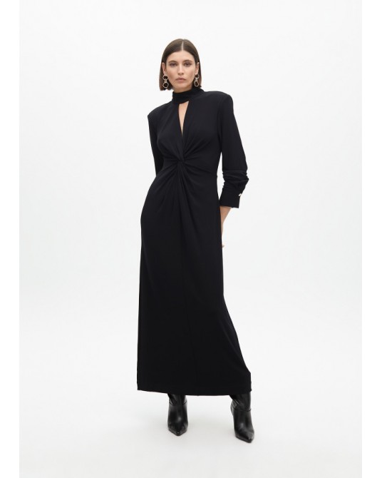 Vestido largo negro de Lola Casademunt