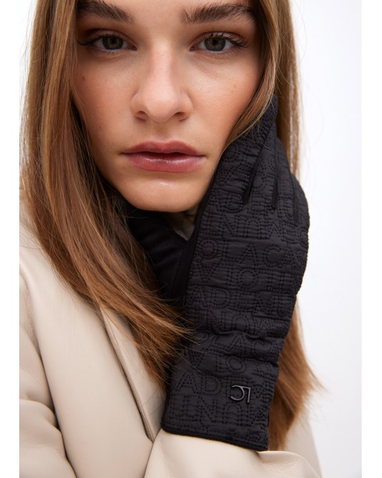 Guantes negros con logo bordado de Lola Casademunt