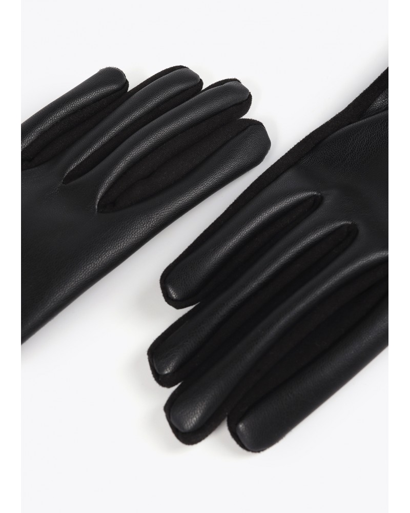 Guantes negros con logo de Lola Casademunt