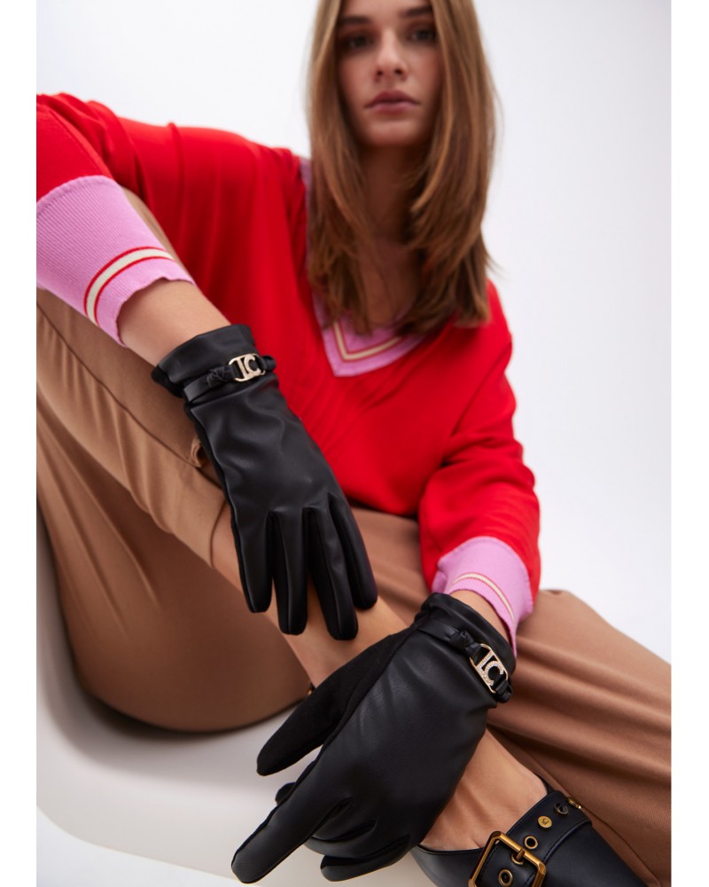 Guantes negros con logo de Lola Casademunt