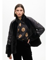 Chaqueta corta negra con pelo de Lola Casademunt