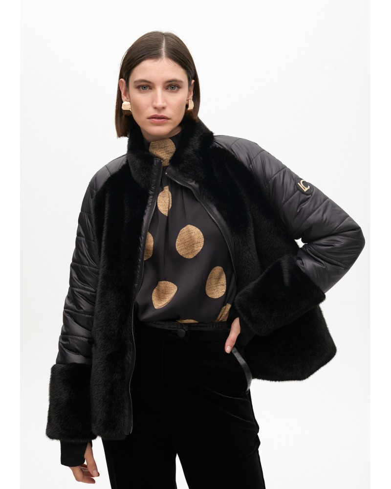 Chaqueta corta negra con pelo de Lola Casademunt