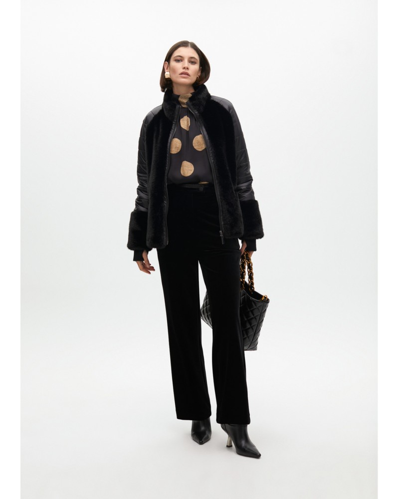 Chaqueta corta negra con pelo de Lola Casademunt