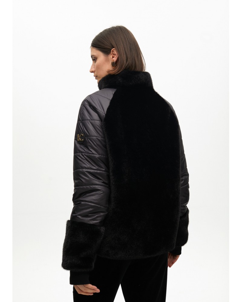 Chaqueta corta negra con pelo de Lola Casademunt