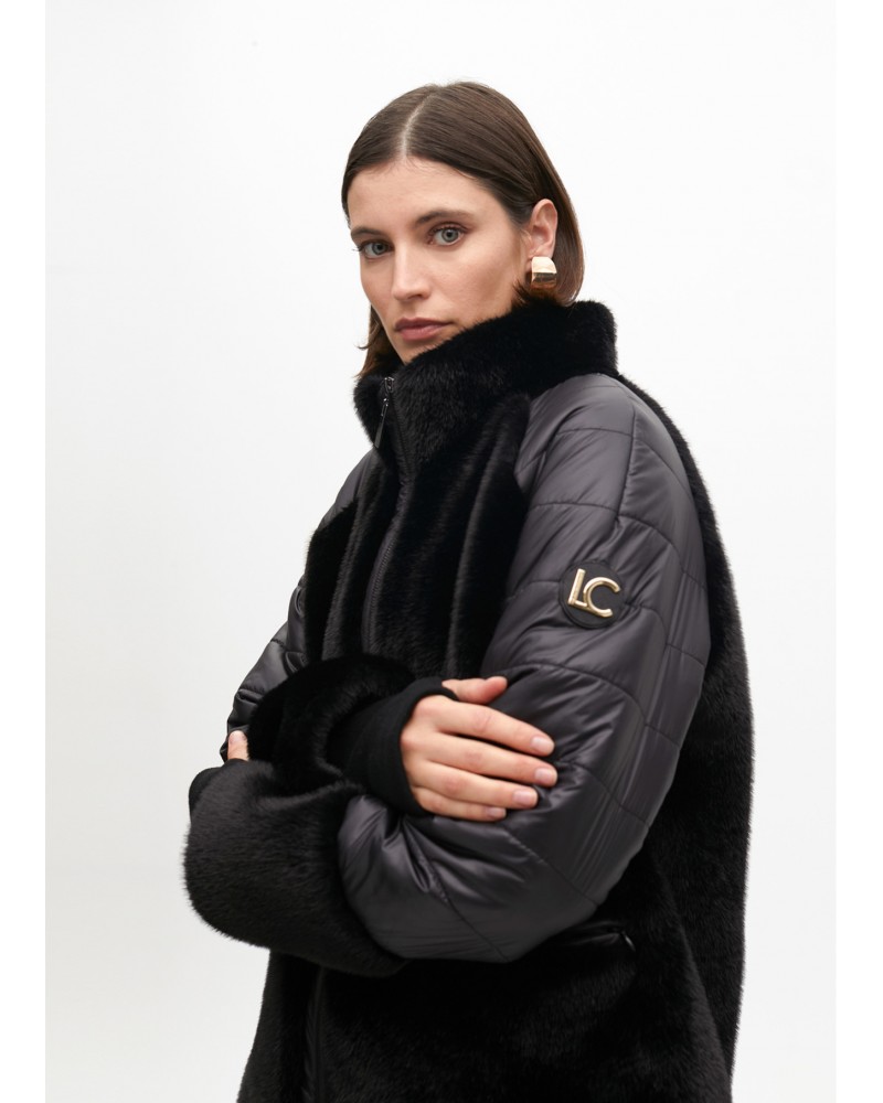 Chaqueta corta negra con pelo de Lola Casademunt