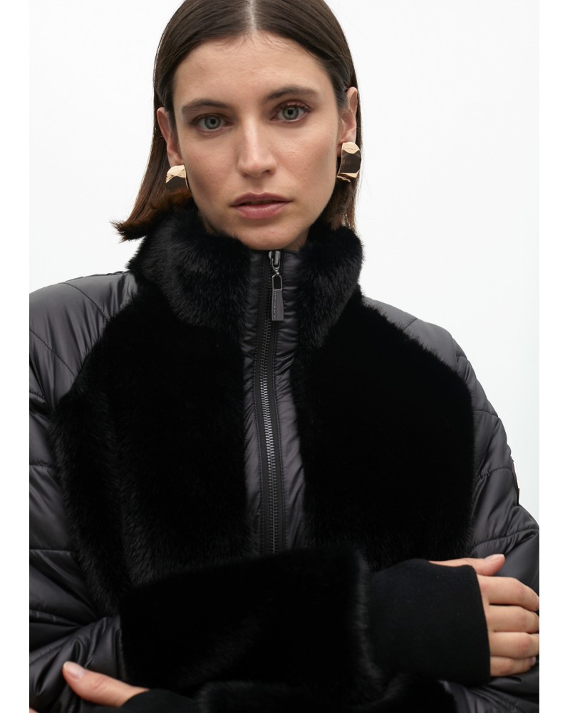 Chaqueta corta negra con pelo de Lola Casademunt