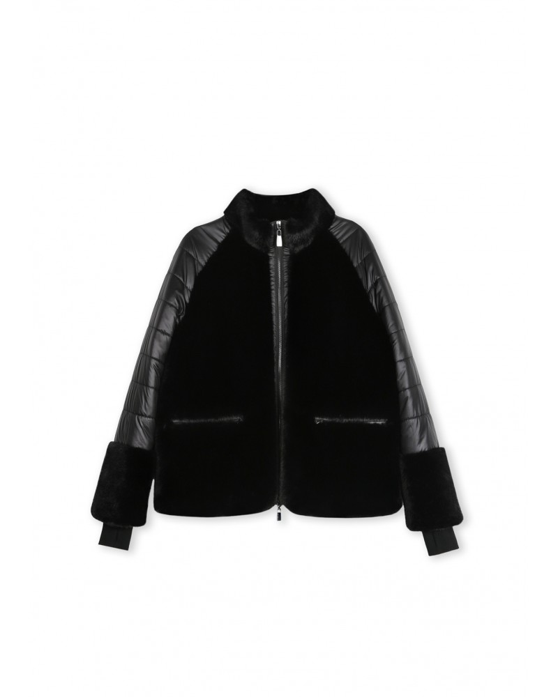 Chaqueta corta negra con pelo de Lola Casademunt