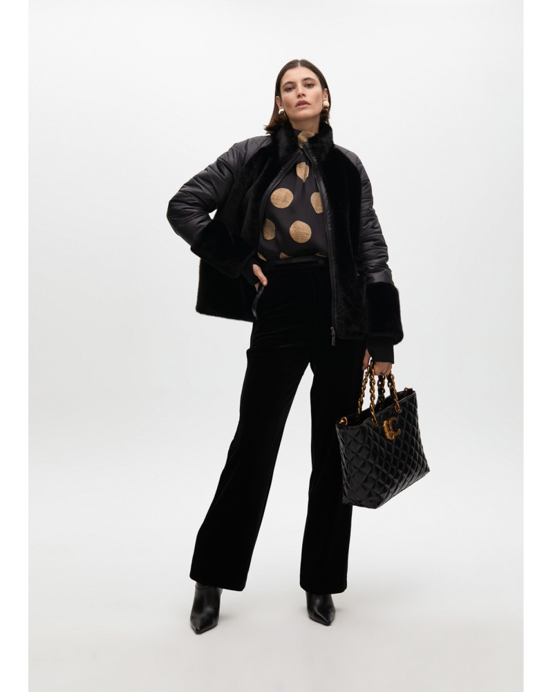 Chaqueta corta negra con pelo de Lola Casademunt