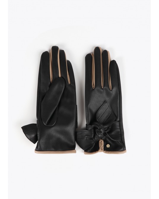 Guantes negros con lazo de Lola Casademunt