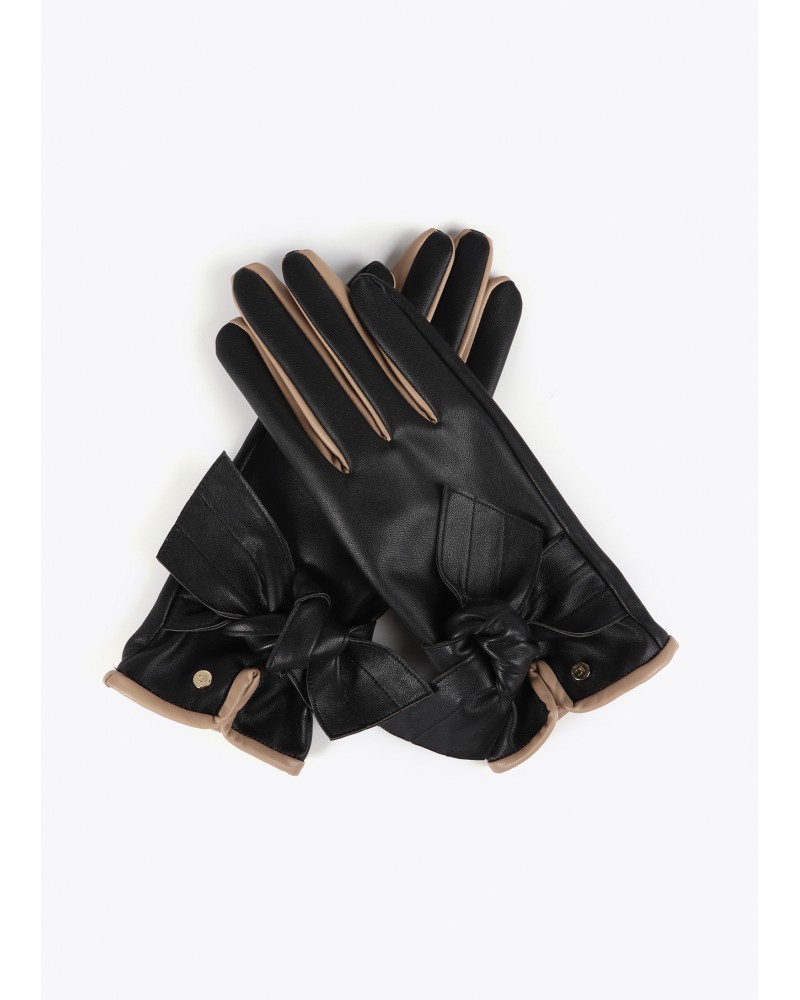 Guantes negros con lazo de Lola Casademunt
