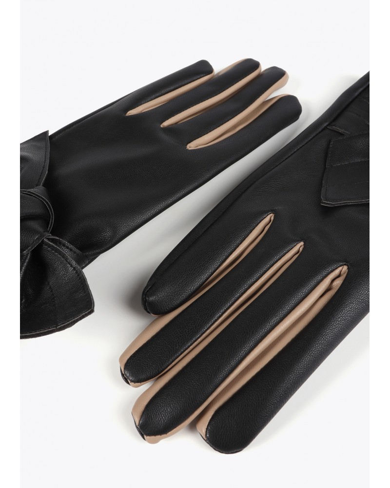 Guantes negros con lazo de Lola Casademunt