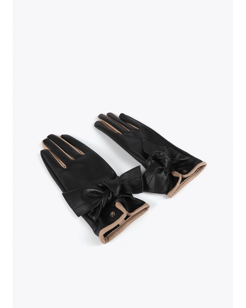 Guantes negros con lazo de Lola Casademunt
