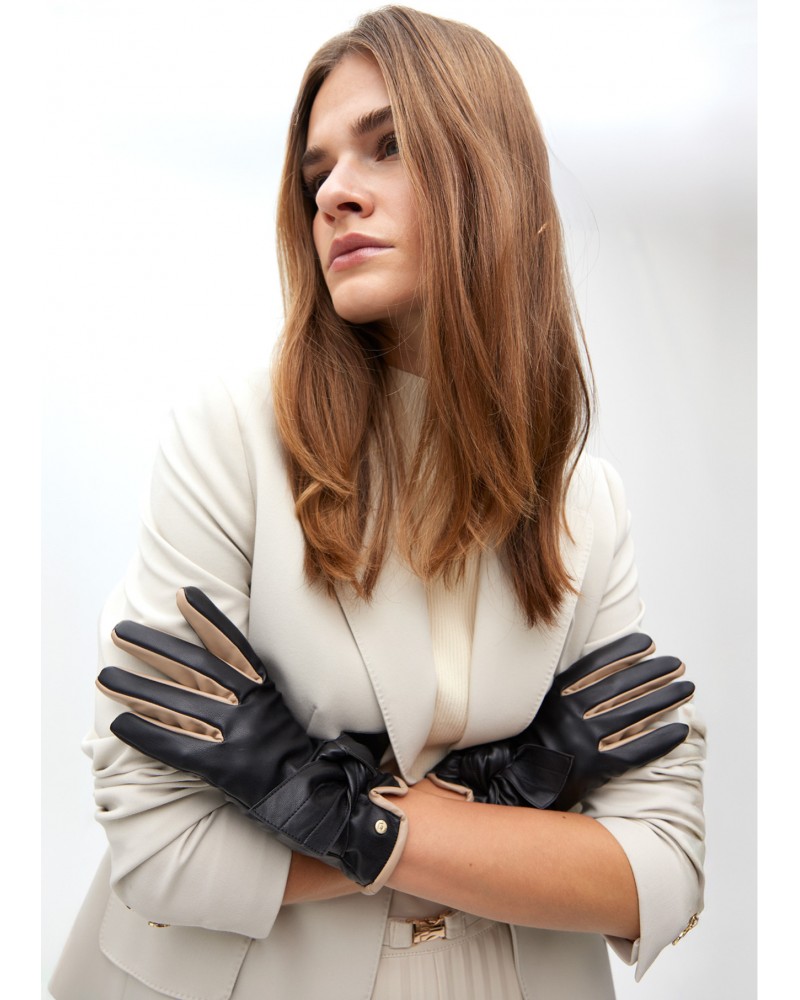 Guantes negros con lazo de Lola Casademunt