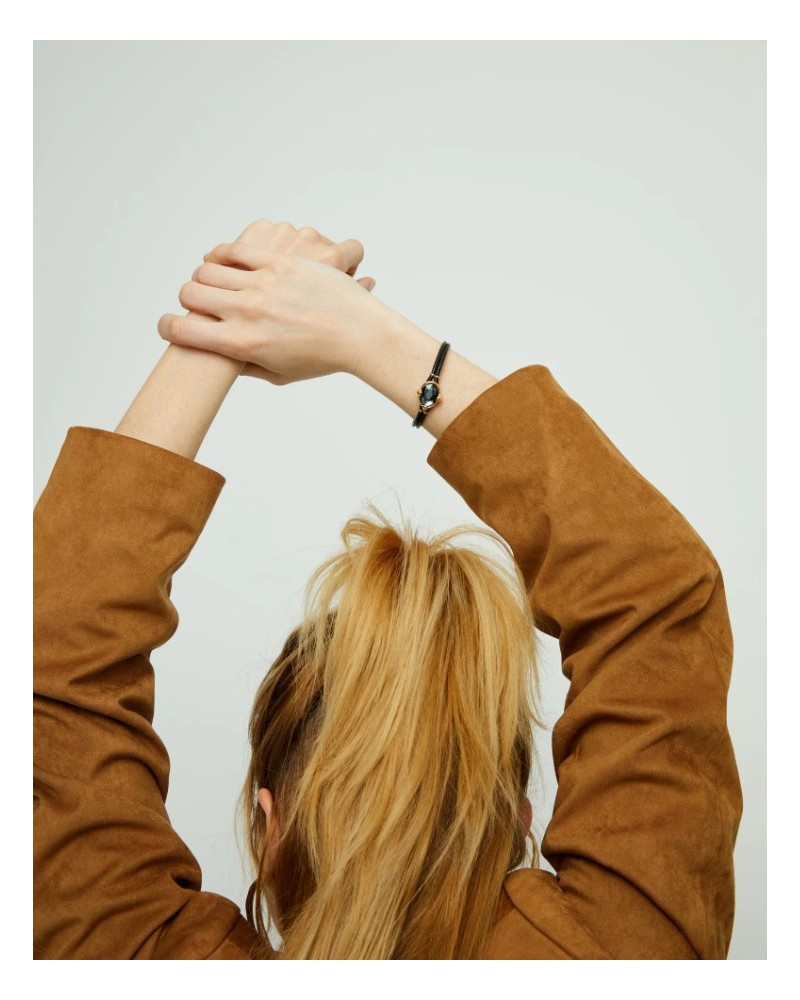 Pùlsera cuero con cristal negro de Lola Casademunt