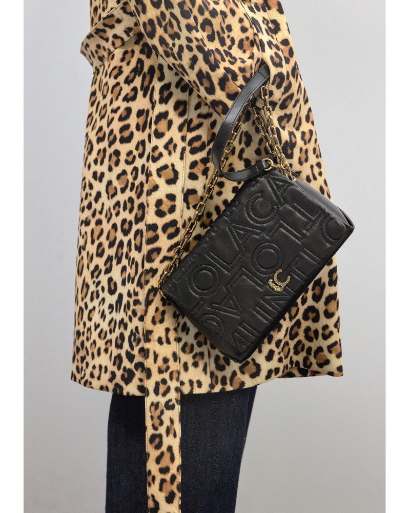 Bandolera solapa negra logo pespunte Lola Casademunt