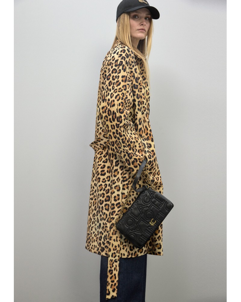 Bandolera solapa negra logo pespunte Lola Casademunt