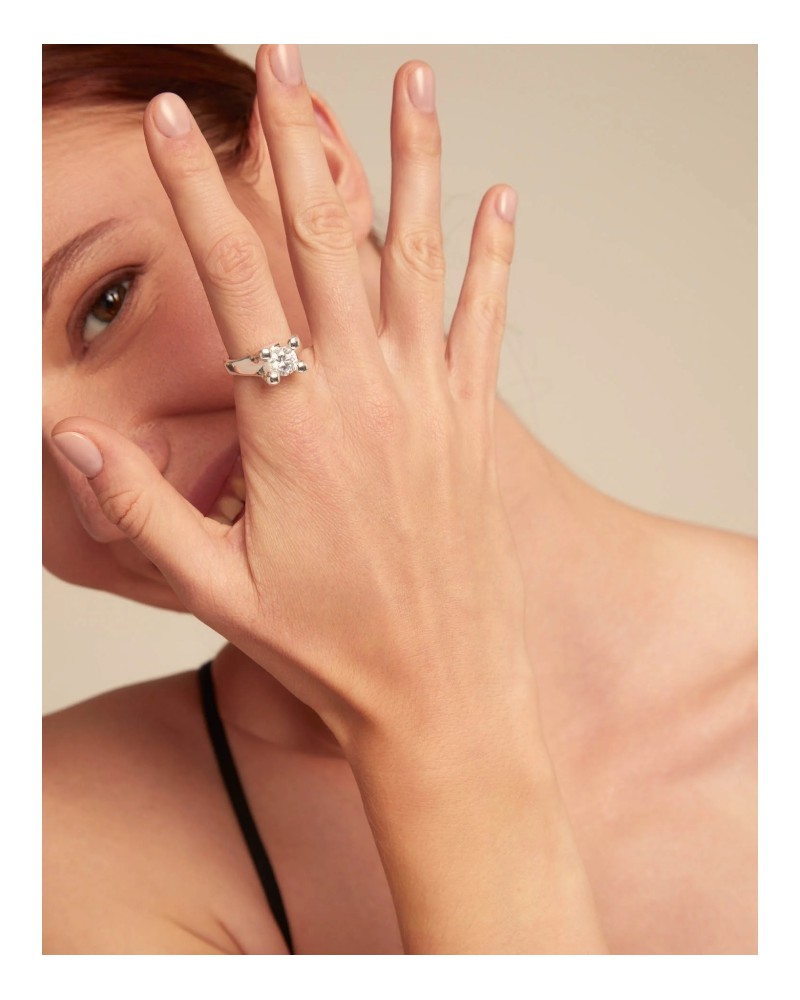 Anillo bañado de oro piedra cristal UNOde50