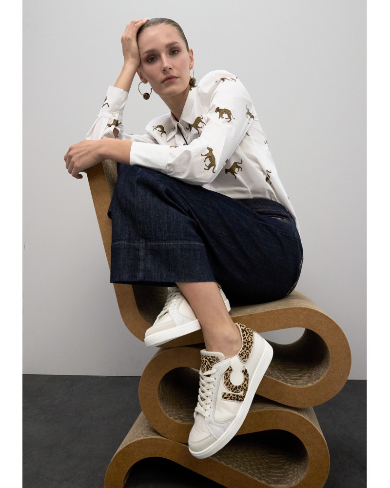 Zapatilla logo leopardo de Lola Casademunt