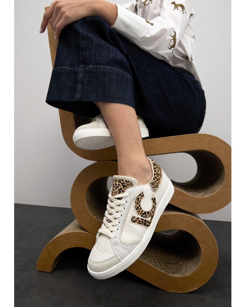 Zapatilla logo leopardo de Lola Casademunt