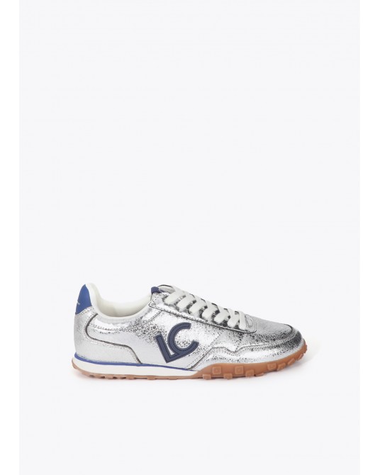 Deportiva metalizada de Lola Casademunt