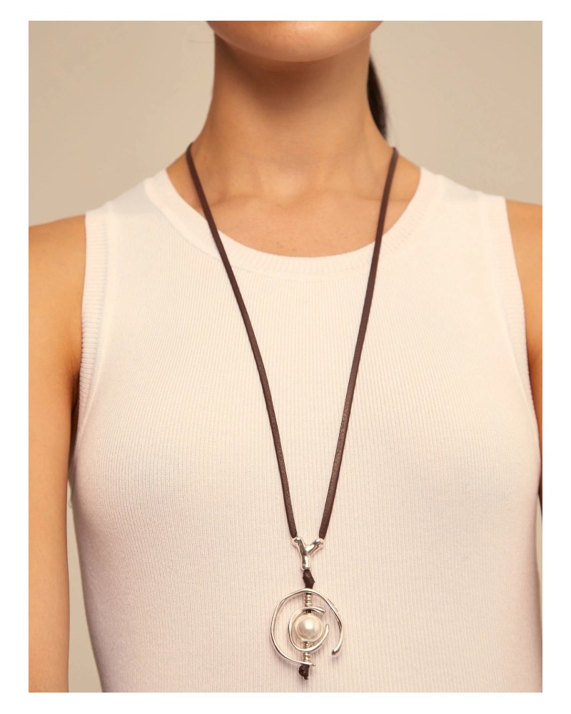 Collar cuero con perla bañado plata UNOde50