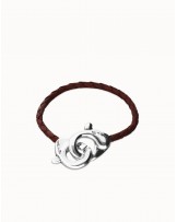 Pulsera cuero y mosquetòn bañado en plata UNOde50