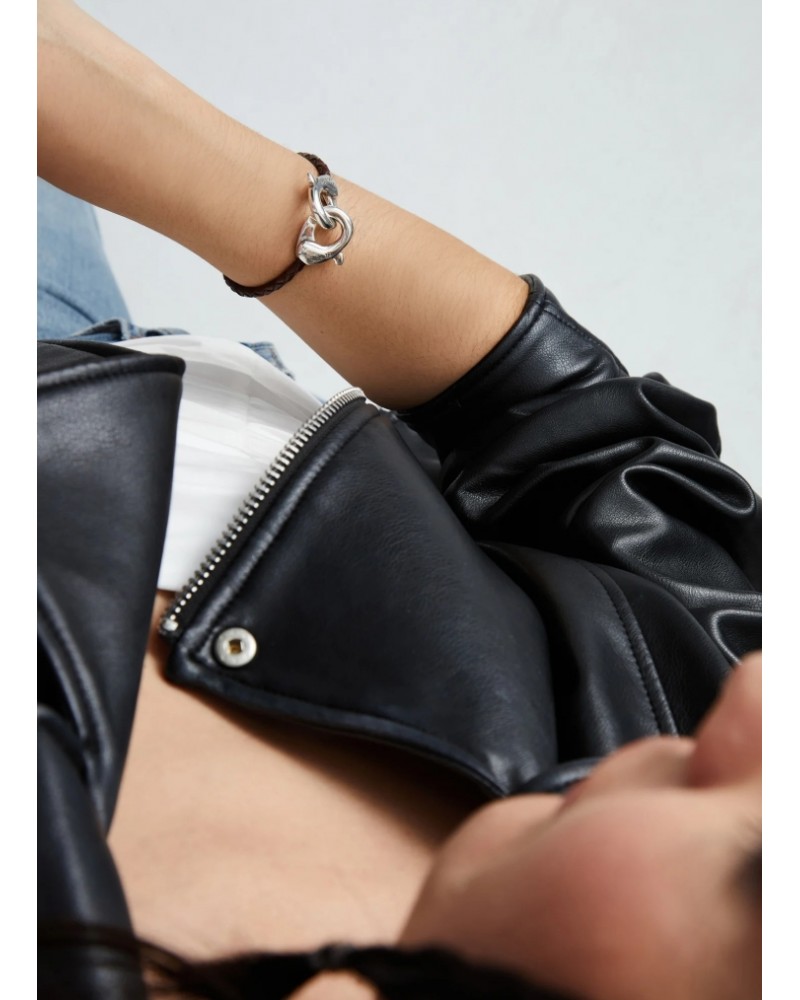 Pulsera cuero y mosquetòn bañado en plata UNOde50