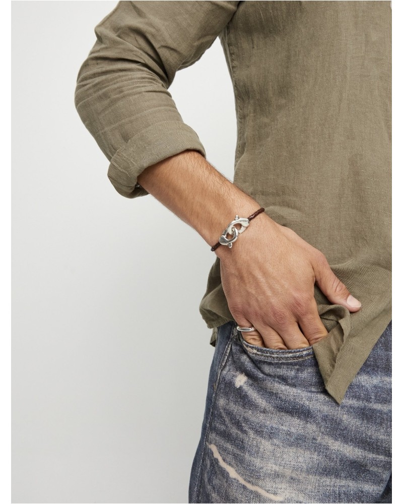 Pulsera cuero y mosquetòn bañado en plata UNOde50