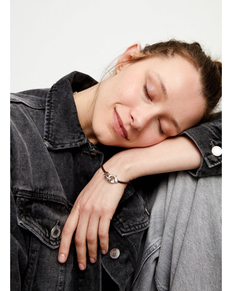 Pulsera de cuero con mosquetón en plata UNOde50