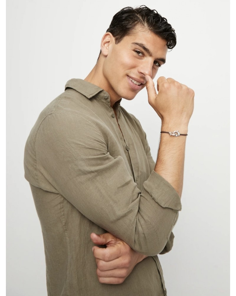 Pulsera de cuero con mosquetón en plata UNOde50