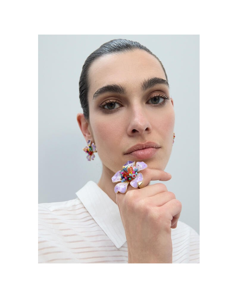 Anillo de flor lacada con abalorios Lola Casademunt