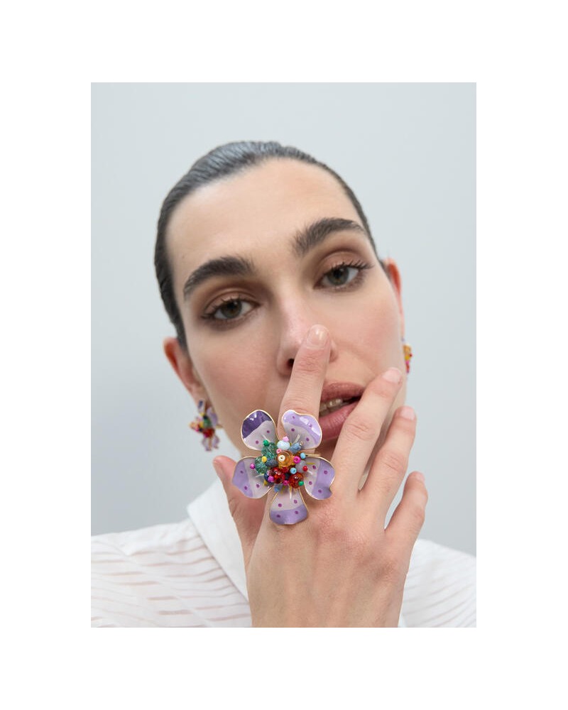 Anillo de flor lacada con abalorios Lola Casademunt