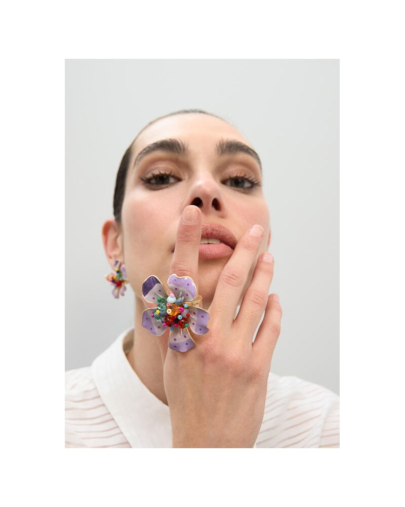 Anillo de flor lacada con abalorios Lola Casademunt